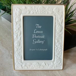 ⭐️Lenox Ivory and Gold Floral Frame⭐️